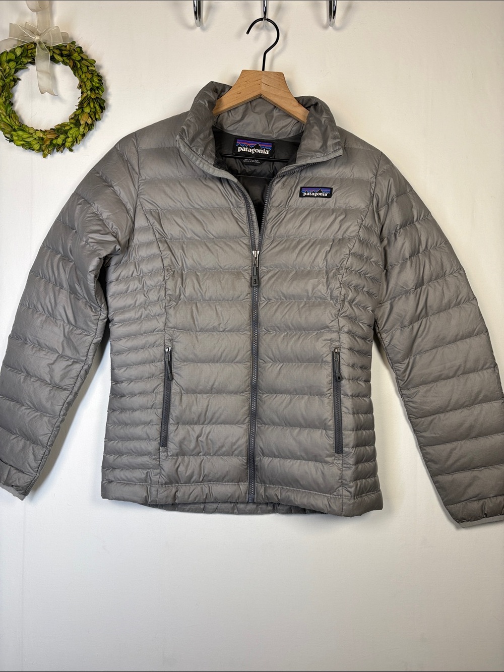 PATAGONIA Women's Gray Down Puffer Zip Jacket with Horizontal Quilting size XS